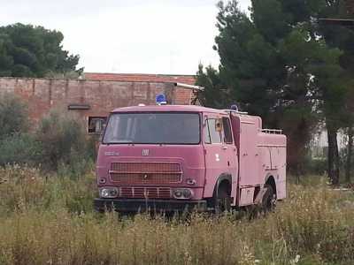 Un curioso camioncino rosso alle spalle del distributore di benzina di via Buozzi